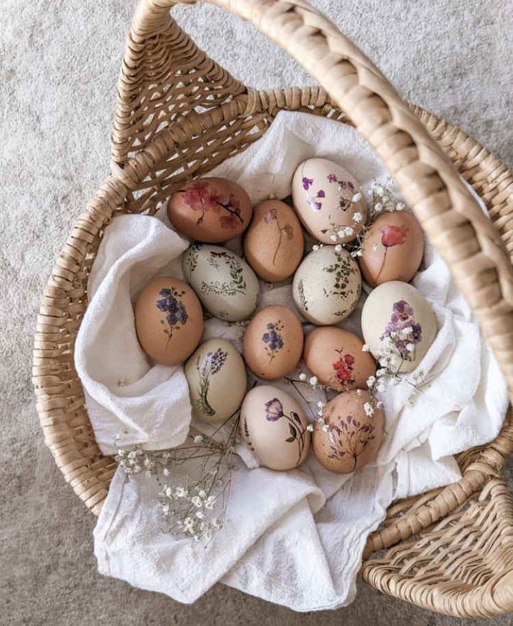 Easter Craft Idea: Eggs decorated with floral tattoos