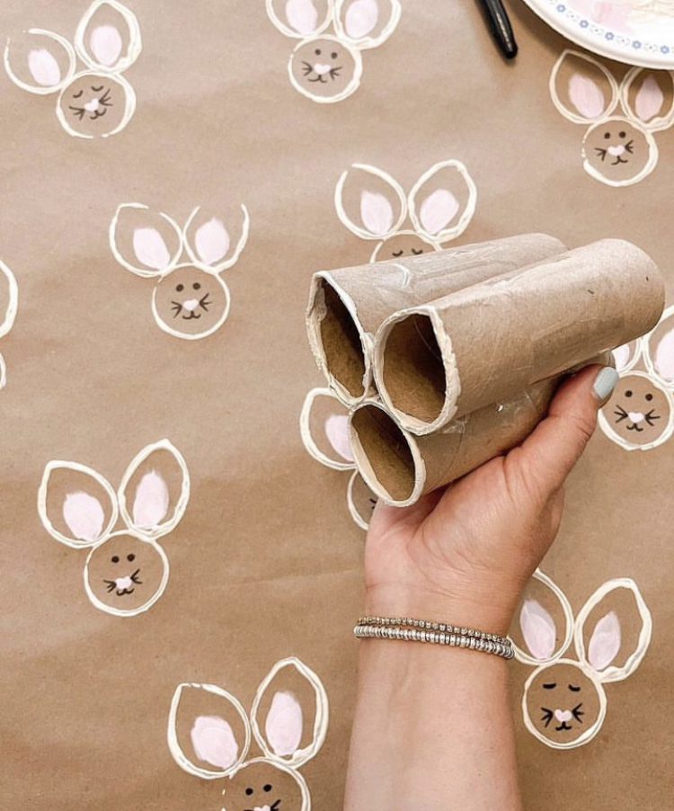 Easter craft ideas for kids: three toilet paper rolls to form a bunny stamp. 