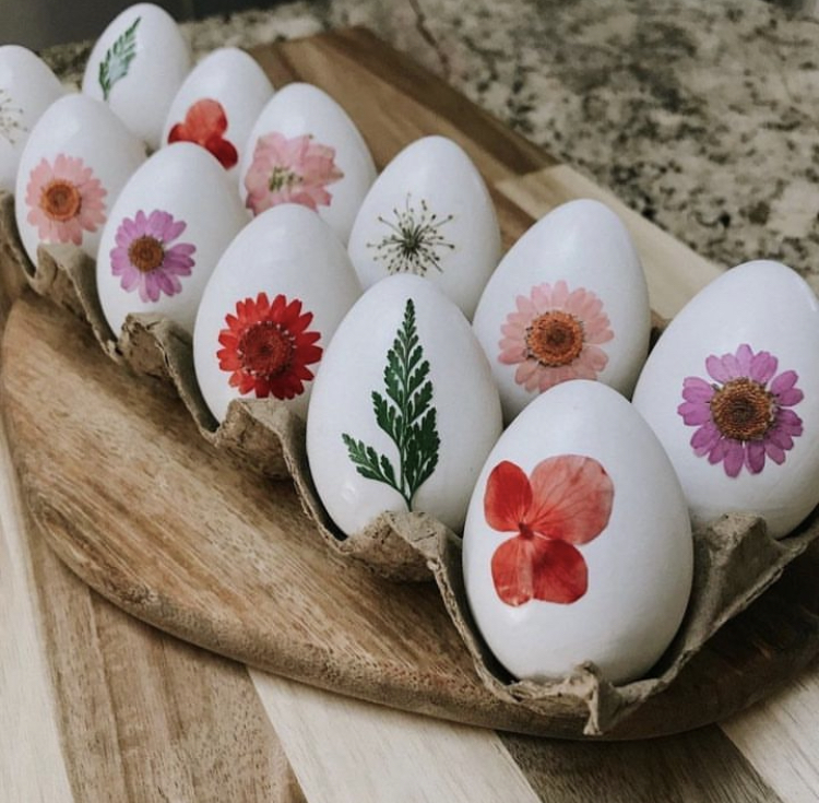 Easter Craft idea: Flower pressed easter eggs 